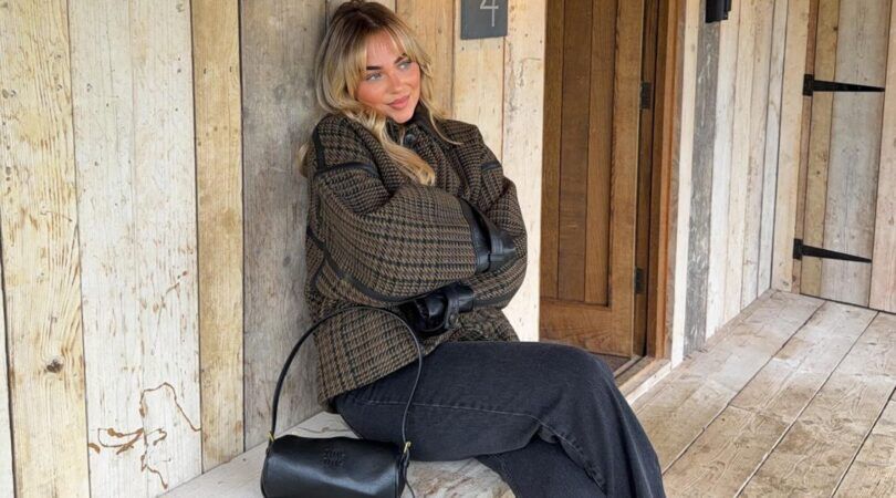 Een blonde vrouw met wide leg jeans aan.