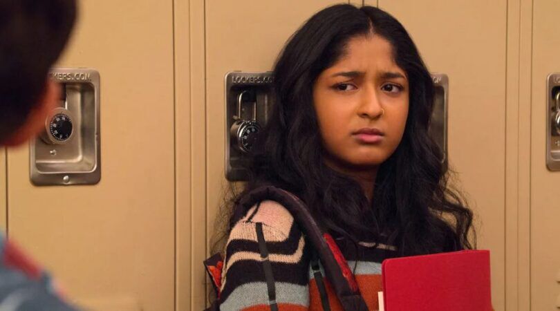 Dewi kijkt in verwarring langs de camera.