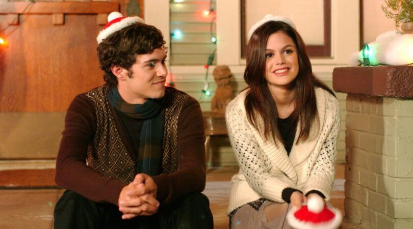 Seth en Summer zitten samen met kerstmutsjes op.