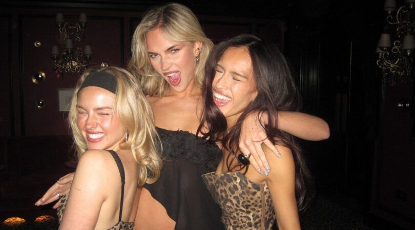 Drie meiden die aan het feesten zijn.