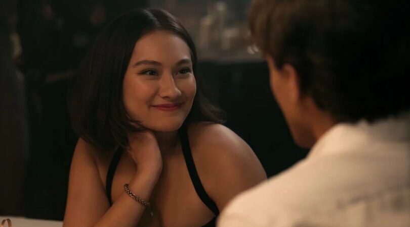 Een jonge vrouw kijkt verliefd naar de man tegenover haar.