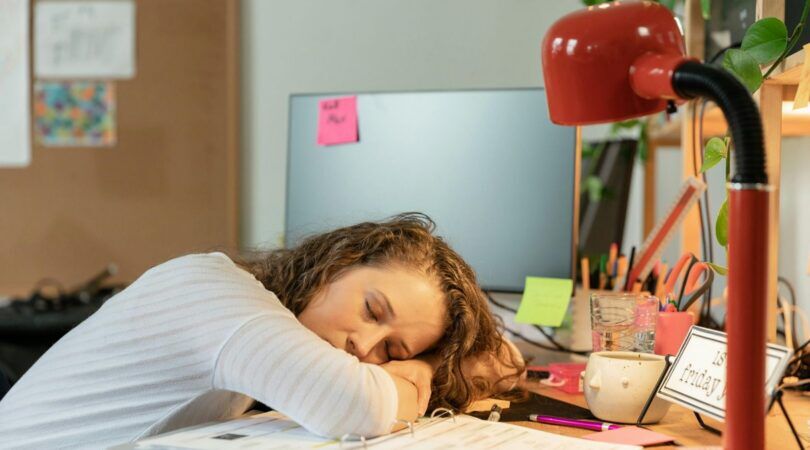 Meisje leunt op bureau door dipje.