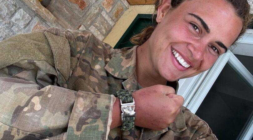 Foto van Special Forces VIPS-winnaar Rachel John. Ze houdt haar armbandje omhoog.