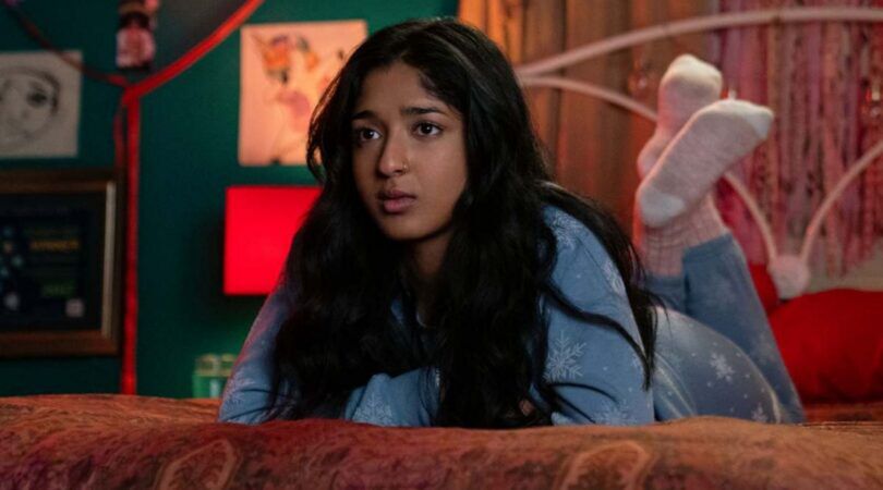 Devi van Never Have I Ever ligt op haar bed.