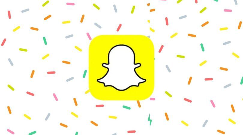 Foto van Snapchat-logo met een confetti achtergrond.