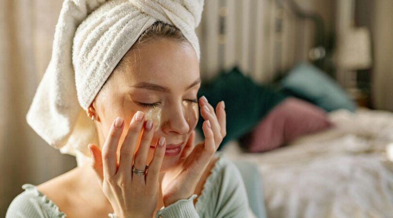Een vrouw verzorgt haar wallen in haar slaapkamer.