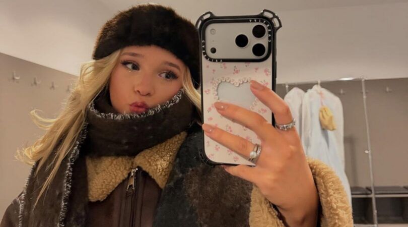 Emma Kok poseert voor een selfie.