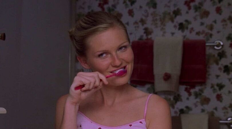 Een meisje poetst haar tanden.