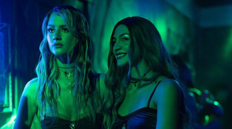 Twee vriendinnen op een feestje.