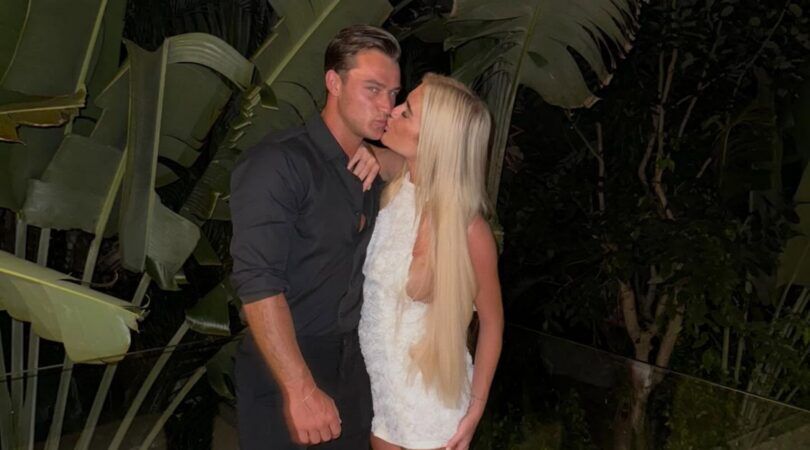 Chanel geeft Junior een kus in Paradise Hotel.