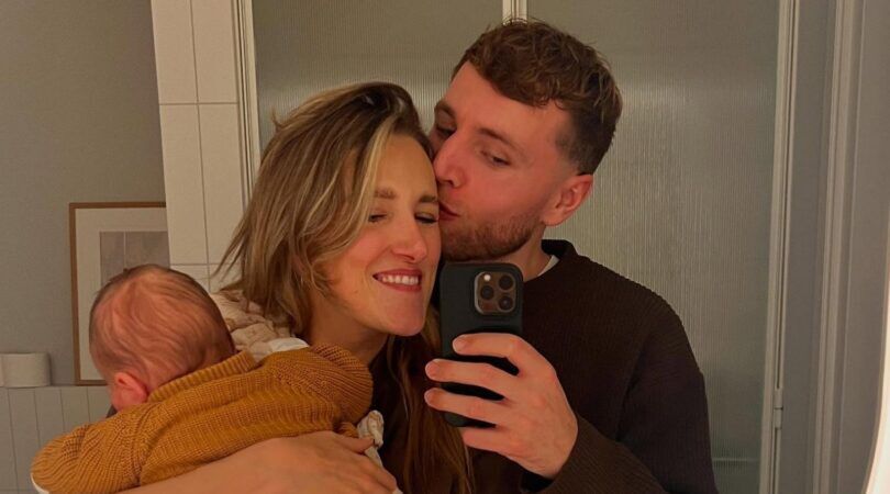 Een spiegelfoto van Suzan en Freek met hun baby.