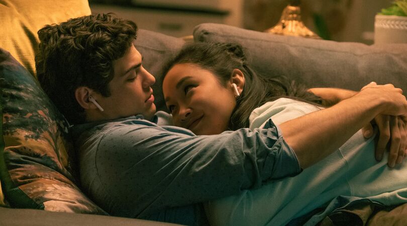 Lana Condor en Noah Centineo die knuffelen