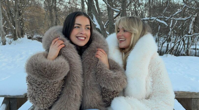 Twee meiden zitten samen op een bankje.