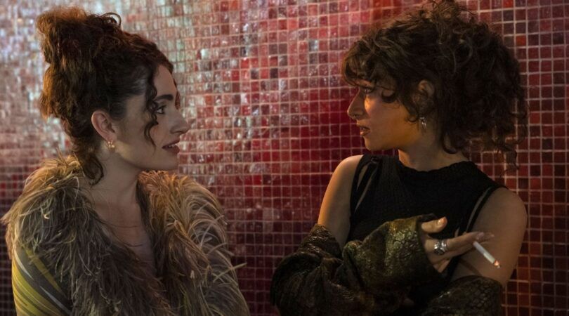 Twee meisjes in een badkamer in een club.