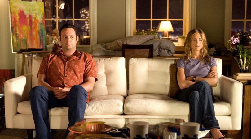 Jennifer Aniston en Vince Vaughn op de bank.