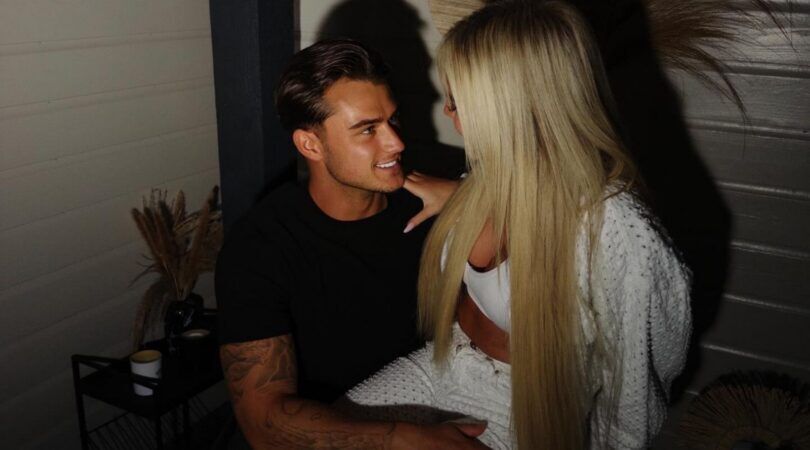 Chanel zit op de schoot van Junior.