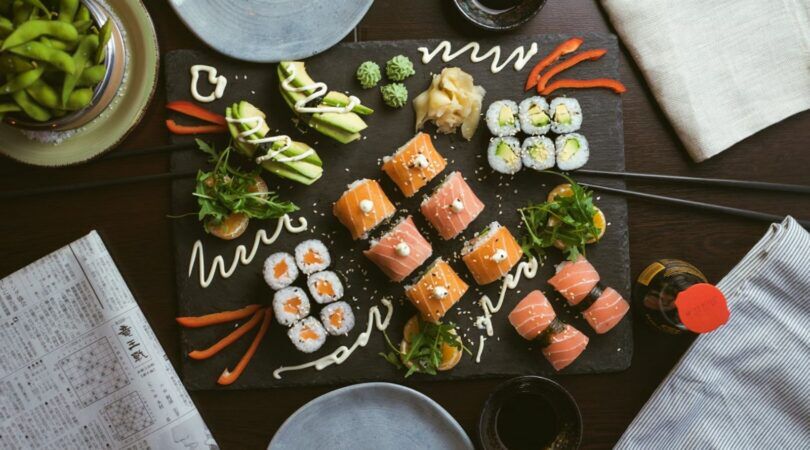 Een bord vol met sushi.