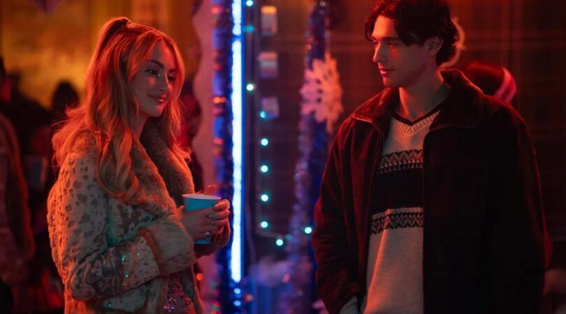 Twee mensen praten op een feestje.