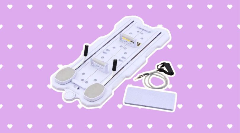 Reformer pilates board van Action voor paarse achtergrond met hartjes.