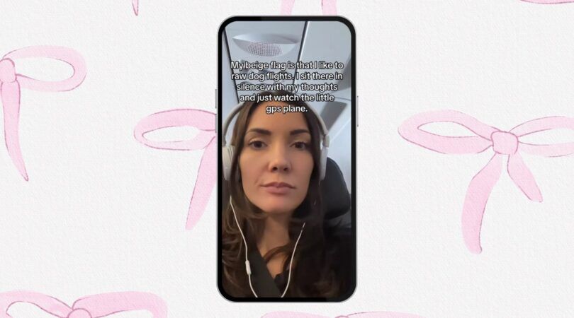 Een vrouw die in het vliegtuig aan het 'raw doggen' is.