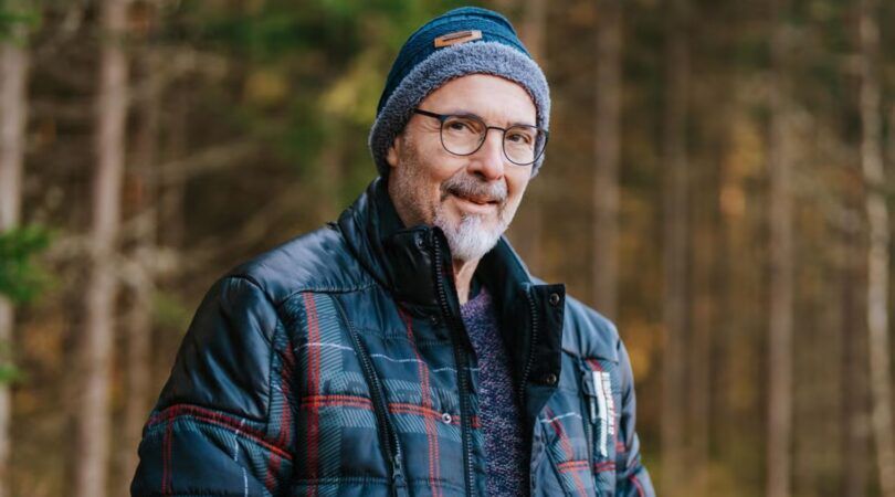 Robin uit Winter Vol liefde poseert voor een foto.