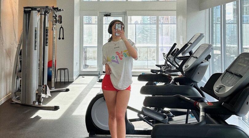 Foto van influencer Fernanda Ramirez in de sportschool.