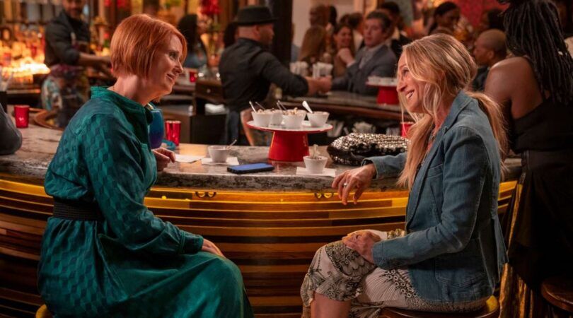 Carrie en Miranda zitten samen in een caf&eacute;.