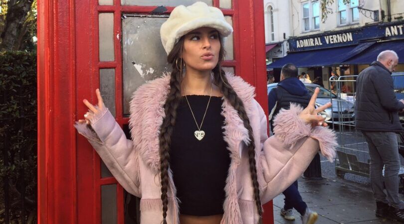 Een influencer poseert voor een Brits telefoonhokje.