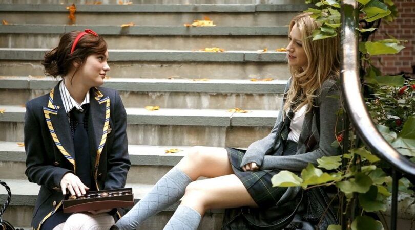 Blair en Serena zitten op een trap.