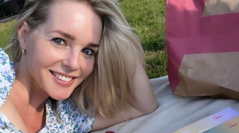 Chantal Janzen die op een kleedje ligt.