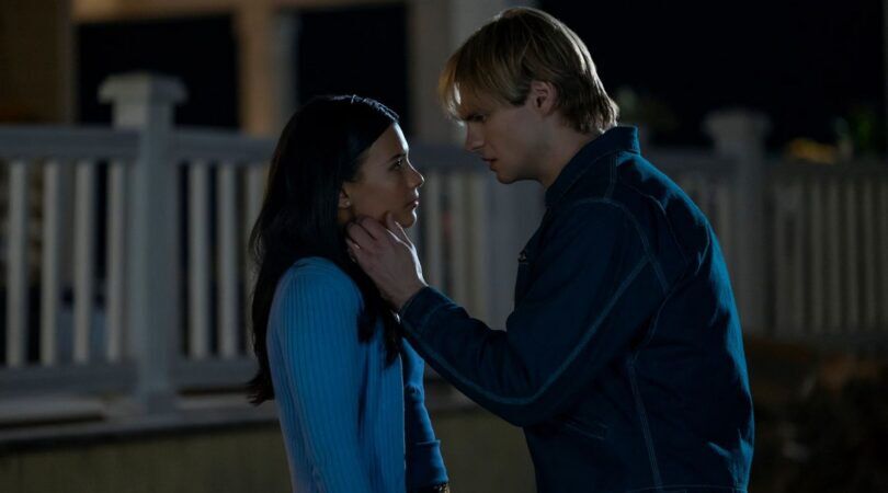 Jongen en meisje die bijna zoenen.