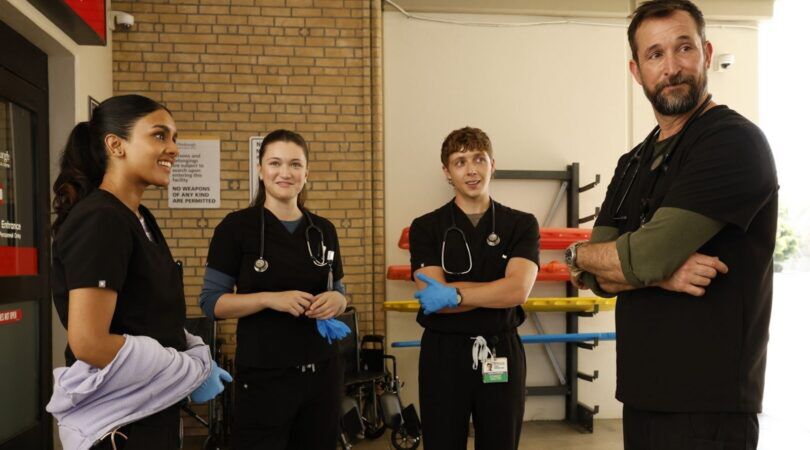 Vier dokters uit The Pitt staan bij elkaar.