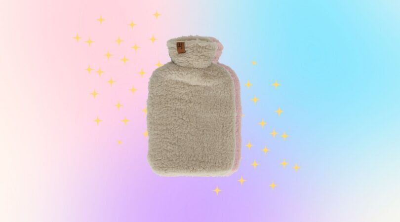 Kruik met kleurrijke achtergrond.