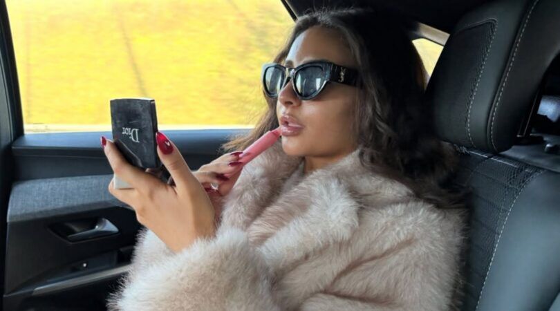 Vrouw die haar lippen doet