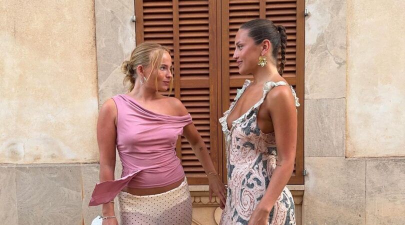 Twee meisjes kijken elkaar aan op straat.