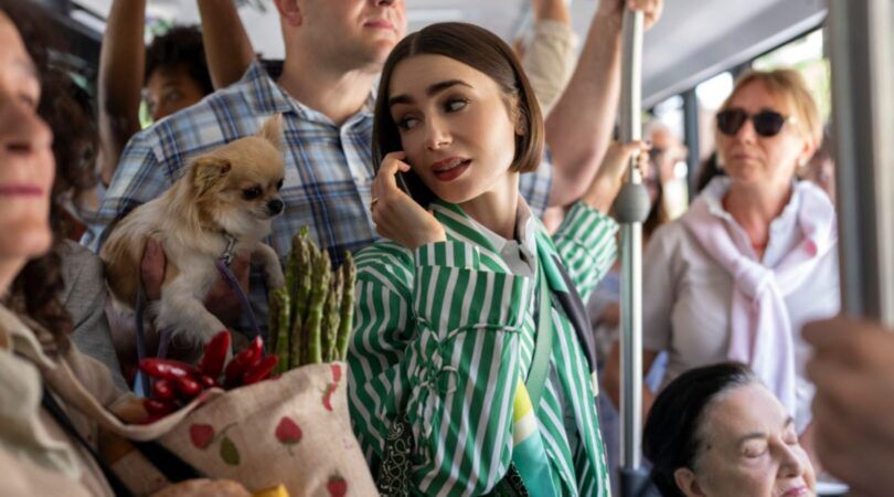 Emily in een drukke bus.