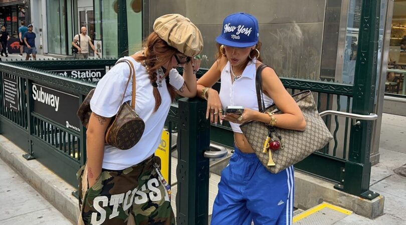 Twee meiden in een streetstyle-look.