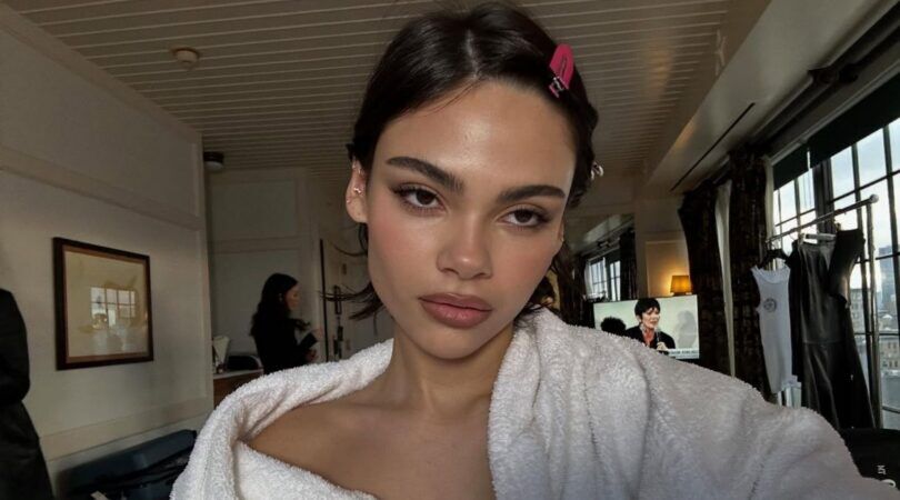 Ariana Greenblatt poseert voor een selfie.