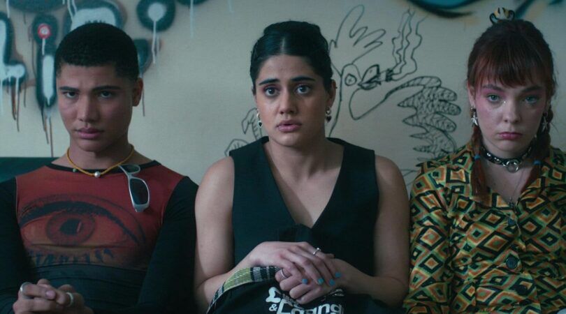 Amerie, Darren en Quinni zitten naast elkaar.