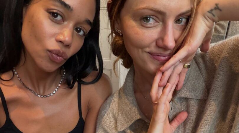 Twee vrouwen poseren voor een foto.