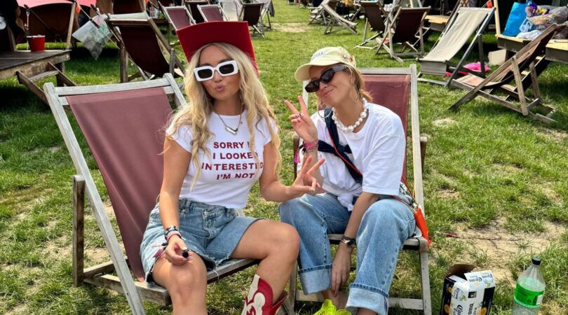 Twee meiden op de camping van Lowlands.