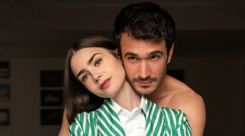 Emily die geknuffelt wordt door jongen.