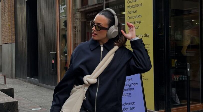 Meisje met een koptelefoon op.