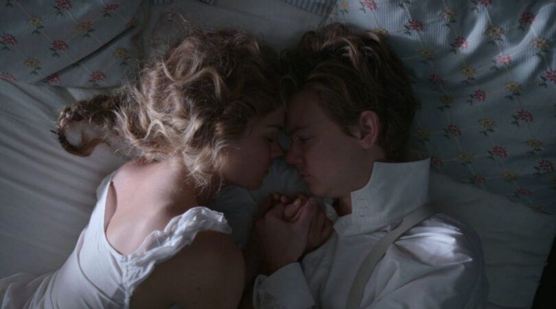 Sc&egrave;ne uit de serie: The Artful Dodger. De twee hoofdrolspelers, Jack en Belle, liggen knuffelend op bed.