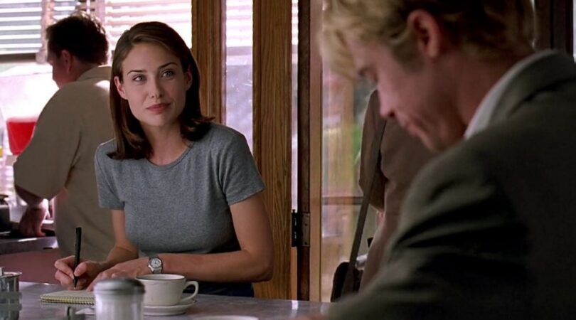 Sc&egrave;ne uit Meet Joe Black. Meisje kijkt naar een jongeman die binnenkomt. Ze zit in een koffiezaakje.