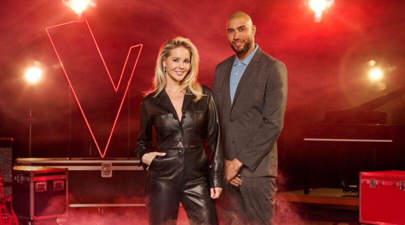 Chantal Janssen met Edson met een rode achtergrond.