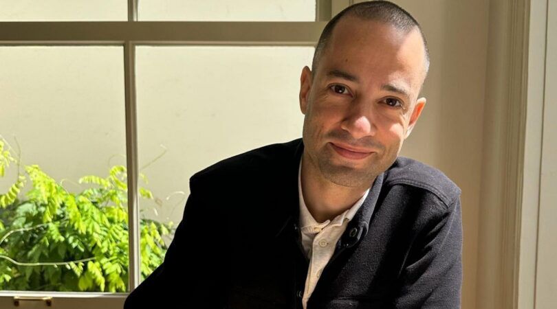 Valerio met een colbertje aan.