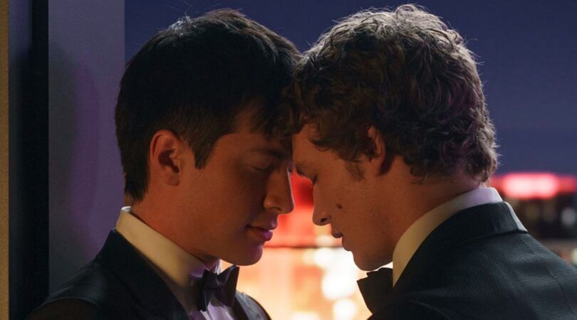 Twee mannen in pak staan met hun voorhoofden tegen elkaar aan.