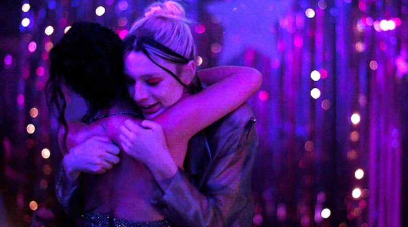 Foto van Jules en Maddy uit Euphoria, die elkaar een knuffel geven.