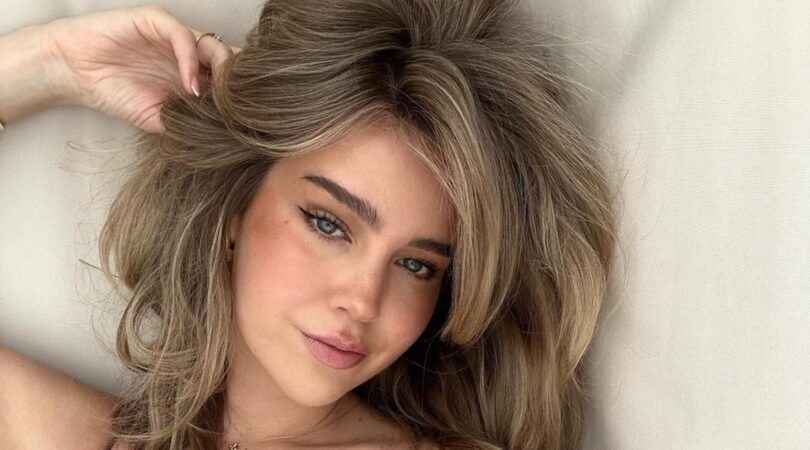 Selfie van meisje met blond haar.